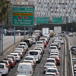 De longues files de voitures sur l'autoroute à proximité de l'entrée de Barcelone. [AFP - Pau Barrena]