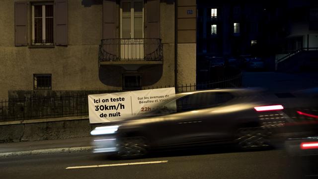 De nombreux citadins souffrent de la pollution sonore due au trafic nocturne. [Keystone - Jean-Christophe Bott]