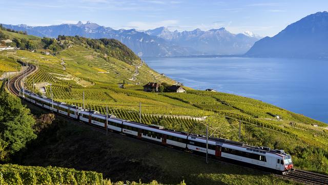 Un train régional RegioExpress de la compagnie CFF-SBB, circulant dans le Lavaux le jeudi 5 octobre 2017. [KEYSTONE - Jean-Christophe Bott]