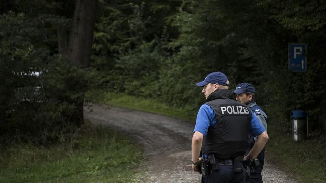 Des policiers des cantons de Schaffhouse, Zurich et Thurgovie participent à l'opération dans la région de Schaffhouse. [Keystone - Ennio Leanza]