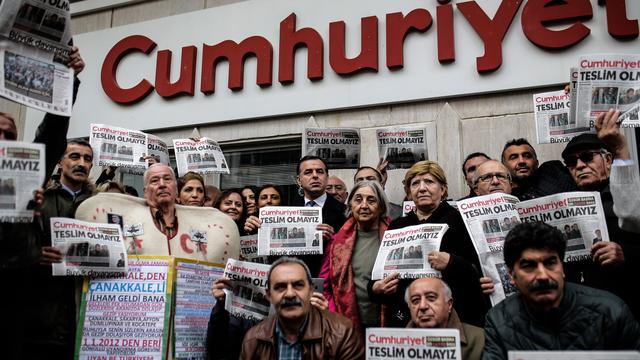 De nombreux Turcs avaient manifesté suite à l'arrestation de plusieurs journalistes du Cumhuriyet en automne 2016. [AFP - Yasin Akgul]