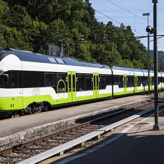 Un train sur la ligne Neuchâtel-La Chaux-de-Fonds. [Keystone - Jean-Christophe Bott]
