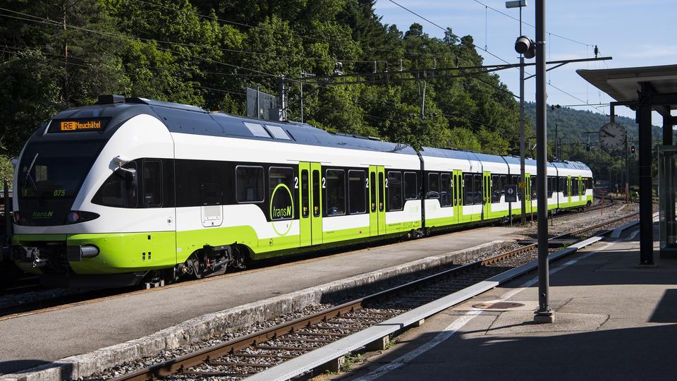 Un train sur la ligne Neuchâtel-La Chaux-de-Fonds. [Keystone - Jean-Christophe Bott]