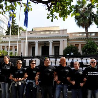 Des journalistes et techniciens d'une chaîne de télévision privée en Grèce protestent contre l'insécurité d'emploi dans l'audiovisuel. [Reuters - Michalis Karagiannis]