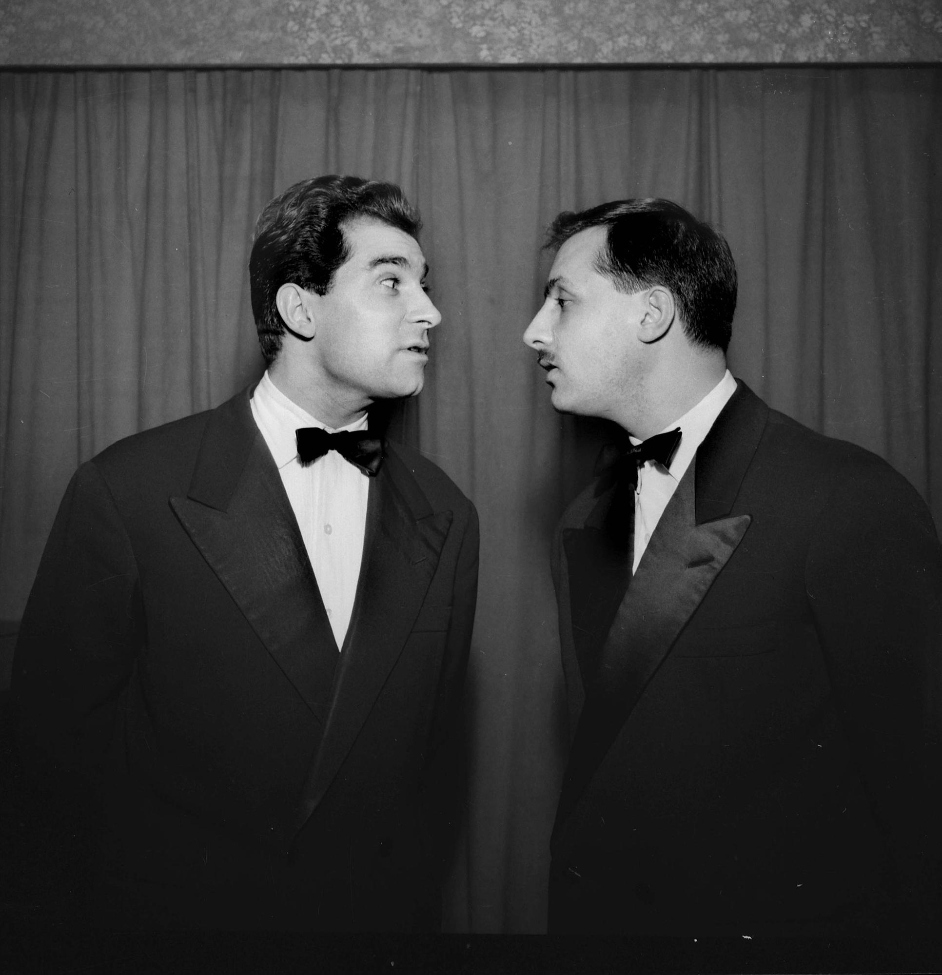 Jean Poiret (à gauche) et Michel Serrault au théâtre à Paris en 1954. [AFP - Lipnitzki]