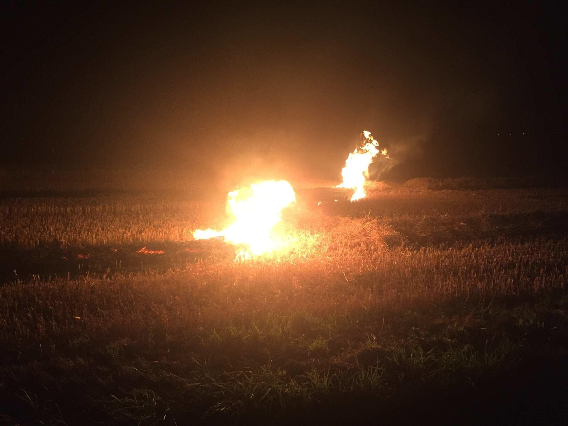 Le feu dans un champ d'orge à St-Aubin (FR). [Police cantonale fribourgeoise]