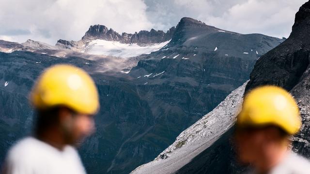 Deux ouvriers dans le canton du Valais (image prétexte). [Keystone - Christian Beutler]