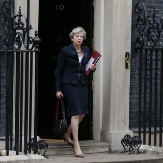 La Première ministre britannique Theresa May devant son domicile de fonction à 10 Downing Street à Londres. [AFP - Daniel Leal-Olivas]