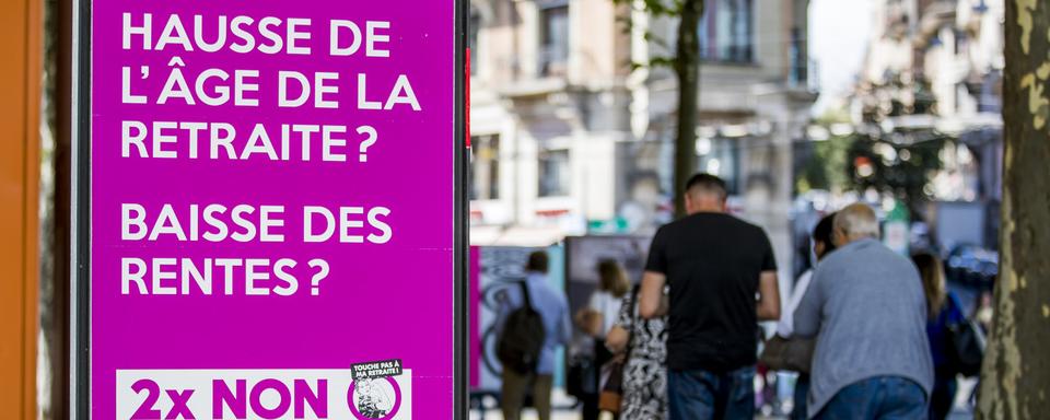 Une affiche contre la réforme des retraites dans les rues de Lausanne. [Keystone - Christian Merz]