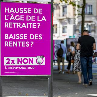 Une affiche contre la réforme des retraites dans les rues de Lausanne. [Keystone - Christian Merz]