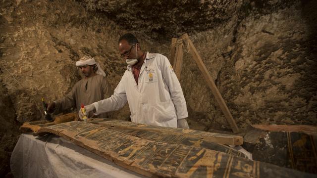 Des archéologues égyptiens photographiés en plein travail dans l'une des tombes nouvellement découvertes à Louxor. [DPA - AFP - Gehad Hamdy]