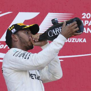 Lewis Hamilton fête sa victoire au Grand Prix du Japon. [Keystone/AP Photo - Toru Takahashi]