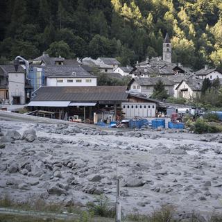Les images du village de Bondo jeudi matin, au lendemain du glissement de terrain. [AP/Keystone - Gian Ehrenzeller]