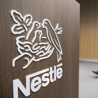 Le logo de Nestlé dans le nouveau bâtiment du groupe à La Tour-de-Peilz, près de Vevey. [Keystone - Laurent Gillieron]