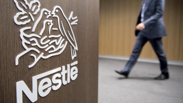 Le logo de Nestlé dans le nouveau bâtiment du groupe à La Tour-de-Peilz, près de Vevey. [Keystone - Laurent Gillieron]