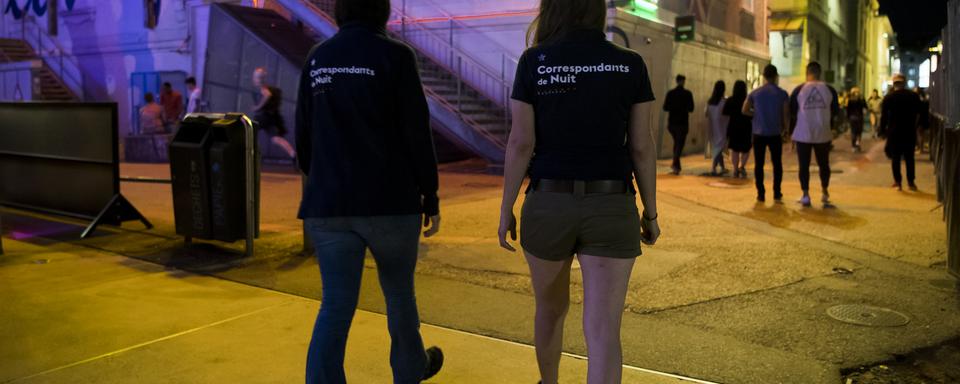 Deux correspondants de nuit dans les rues de Lausanne. [Keystone - Jean-Christophe Bott]