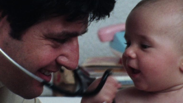 Un pédiatre et son petit patient en 1989. [RTS]