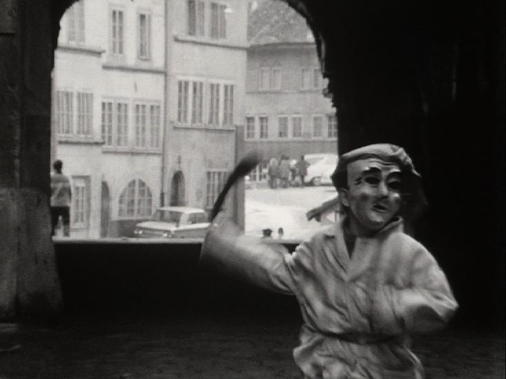 Carnaval dans le quartier de l'Auge à Fribourg en 1973. [RTS]