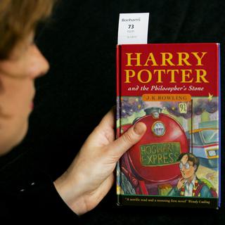 Une édition originale du premier des sept volets de la saga Harry Potter. [AP/Keystone - Matt Dunham]