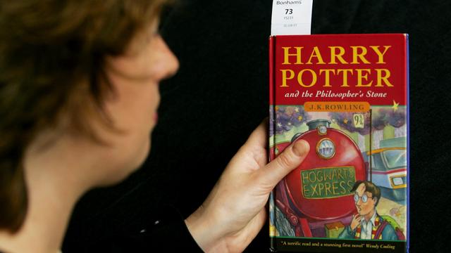 Une édition originale du premier des sept volets de la saga Harry Potter. [AP/Keystone - Matt Dunham]