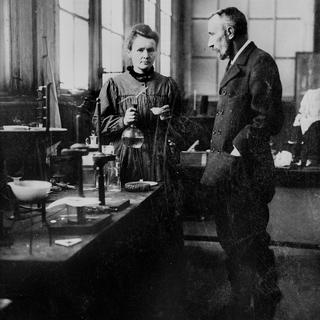 Pierre et Marie Curie, physiciens français, dans leur premier laboratoire installé dans un hangar de l'EPCI à paris.
Harlingue/Roger-Viollet 
AFP [Harlingue/Roger-Viollet]