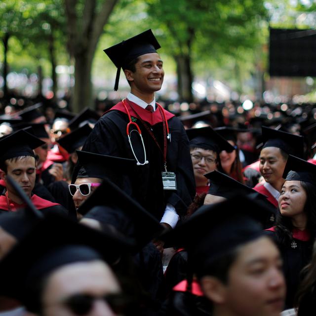 Des gradués de la "medical school" de l'Université de Cambridge (USA) reçoivent leur diplôme de fin d'étude. [Brian Snyder]