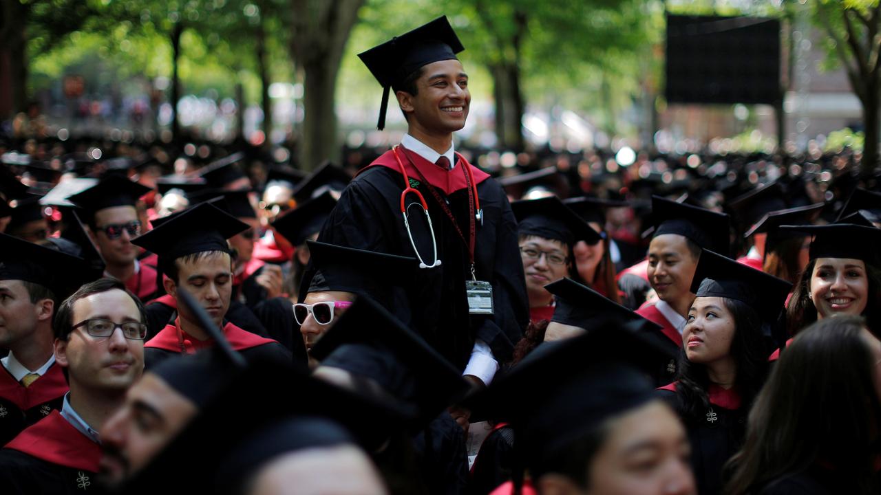 Des gradués de la "medical school" de l'Université de Cambridge (USA) reçoivent leur diplôme de fin d'étude. [Brian Snyder]