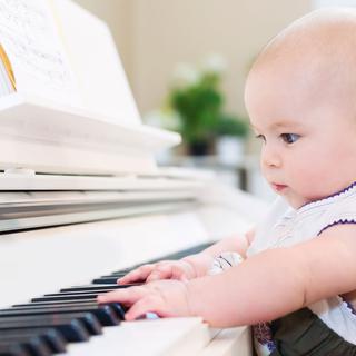 Un bébé jouant du piano. [Fotolia - Melpomene]