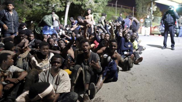 Des migrants en attente d'assistance dans l'enclave espagnole de Ceuta.