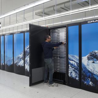 Un technicien contrôle le superordinateur Piz Daint à Lugano. [Keystone - TI-PRESS/Gabriele Putzu]