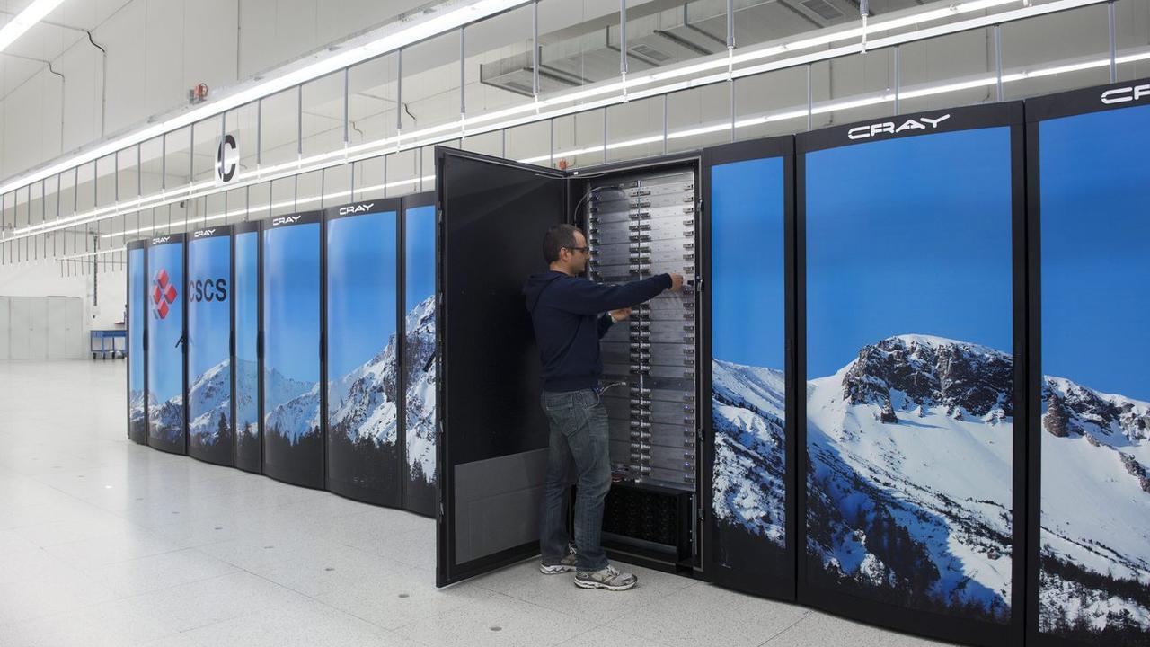 Un technicien contrôle le superordinateur Piz Daint à Lugano. [Keystone - TI-PRESS/Gabriele Putzu]