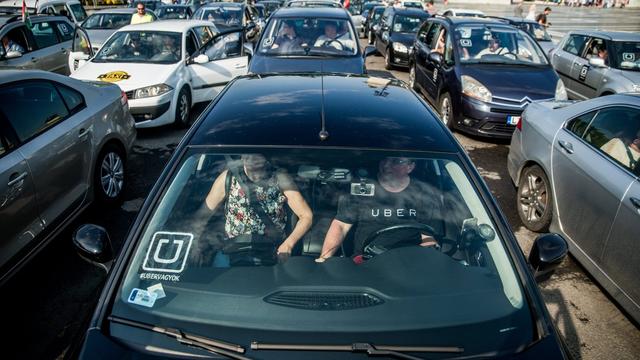 Des chauffeurs Uber lors d'une manifestation en faveur du service de réservation de voitures avec chauffeur à Budapest en 2016. [Keystone - EPA/ZOLTAN BALOGH]