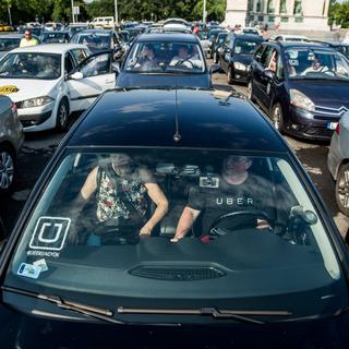 Des chauffeurs Uber lors d'une manifestation en faveur du service de réservation de voitures avec chauffeur à Budapest en 2016. [Keystone - EPA/ZOLTAN BALOGH]