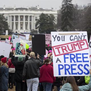 Des manifestants rassemblés devant la Maison-Blanche, à Washington. [Keystone - Michael Reynolds - EPA]