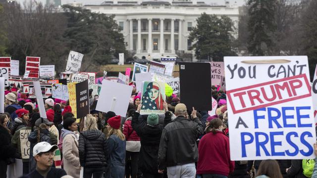 Des manifestants rassemblés devant la Maison-Blanche, à Washington. [Keystone - Michael Reynolds - EPA]