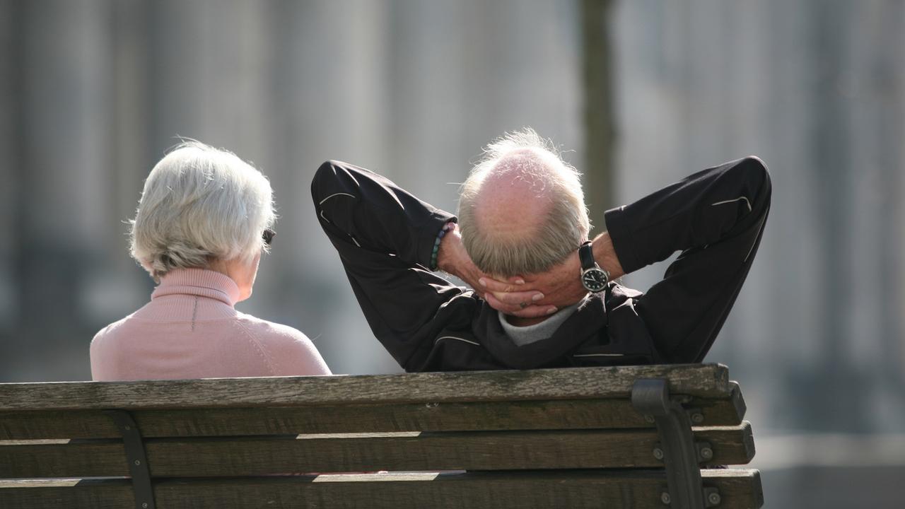 Les retraités les mieux lotis sont ceux qui cessent leurs activités avant 65 ans. [Keystone - Stephan Scheuer]