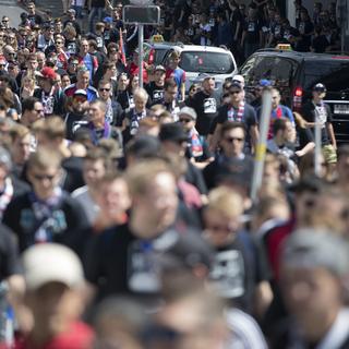 Les supporters bâlois à leur arrivée en gare de Genève. [Valentin Flauraud]