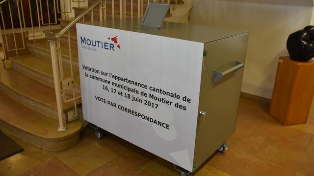 L'urne des votes par correspondance à Moutier. [Gaël Klein]