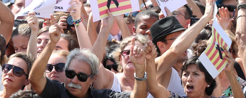 La foule réunie à la Plaça de Catalunya pour une minute de silence en hommage aux victimes des attentats de Barcelone et Cambrils. [Reuters - Sergio Perez]