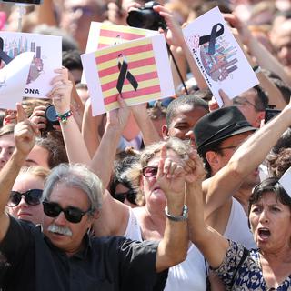 La foule réunie à la Plaça de Catalunya pour une minute de silence en hommage aux victimes des attentats de Barcelone et Cambrils. [Reuters - Sergio Perez]