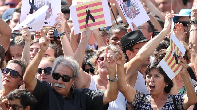 La foule réunie à la Plaça de Catalunya pour une minute de silence en hommage aux victimes des attentats de Barcelone et Cambrils. [Reuters - Sergio Perez]