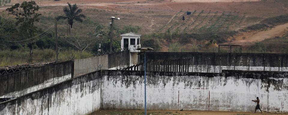 Un détenu marche dans la cour d'une prison au Brésil (image d'illustration). [Reuters - Nacho Doce]