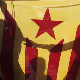 Un drapeau catalan. Le chef du gouvernement, Mariano Rajoy, exige que la Catalogne dise si elle a déclaré son indépendance. [Keystone - J. DIGES]