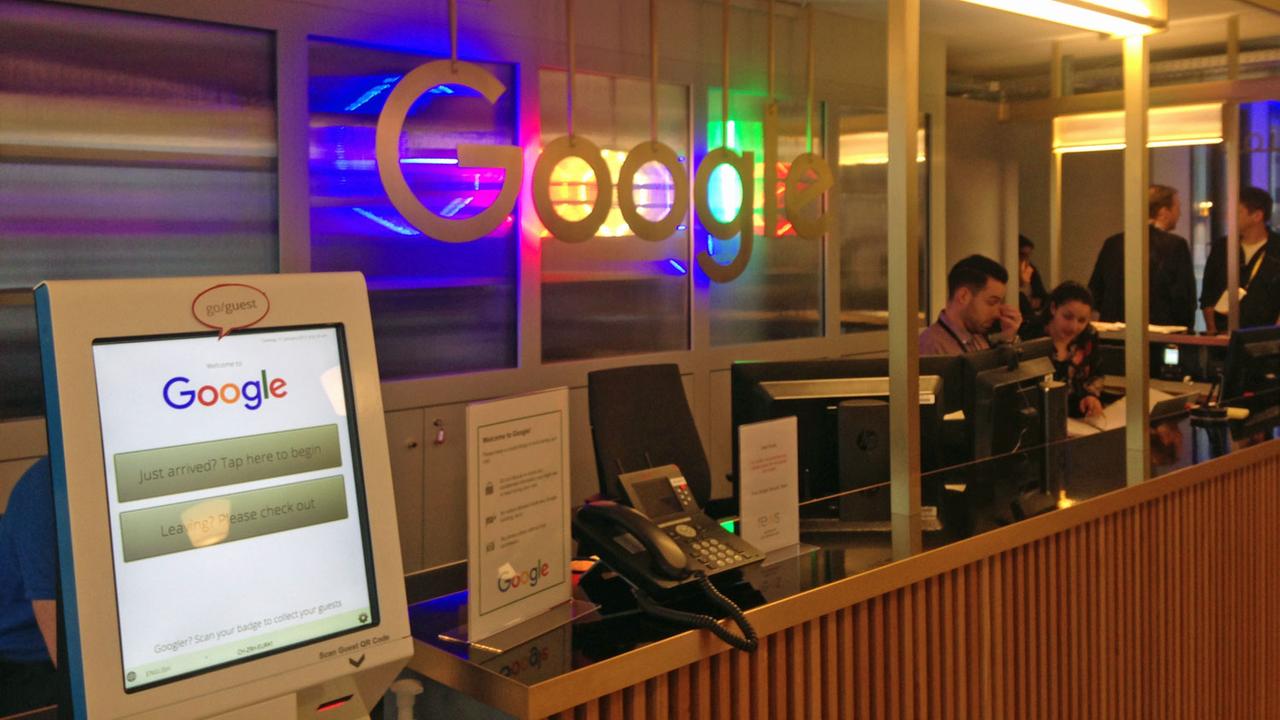 Google s'est installé dans le bâtiment historique de la poste, à côté de la gare de Zurich. [RTS - Rouven Gueissaz]