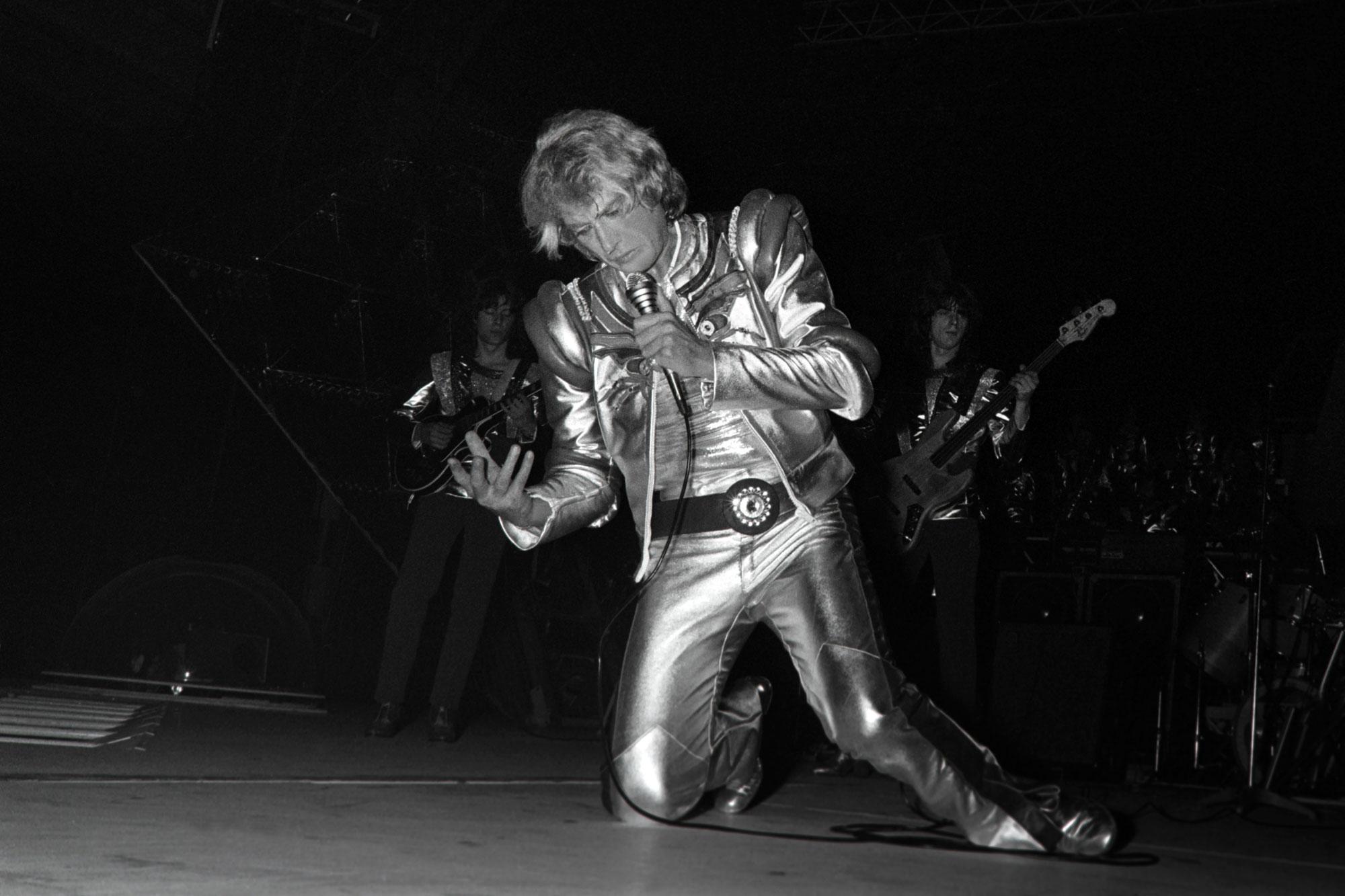 Le chanteur Johnny Hallyday se produit sur la scène du Pavillon de Paris le 19 octobre 1979. [AFP - Joel Robine]