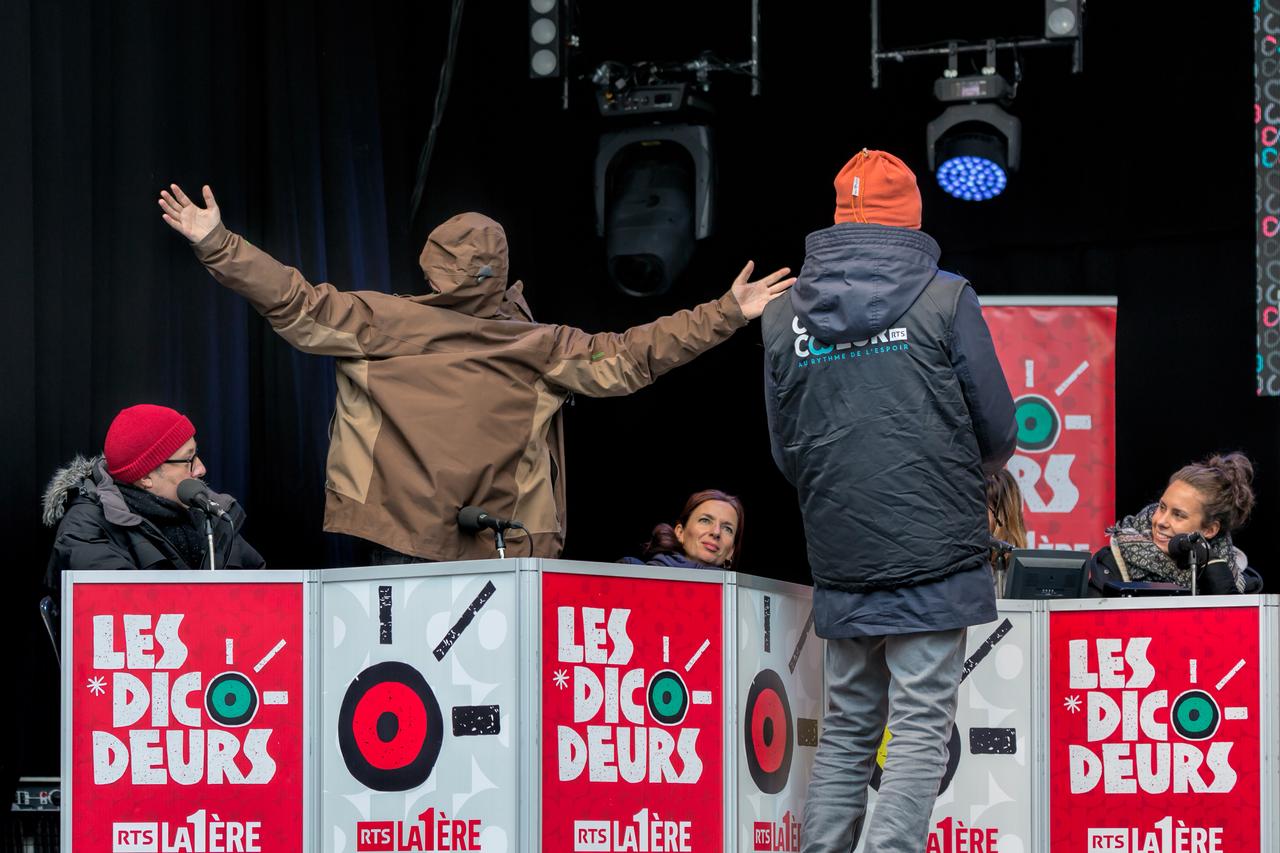 Daniel Rausis fait le clown (ou le ventriloque?) avec Les Dicodeurs dont Phanee de Pool est l'invitée. [RTS - Alexandre Chatton]