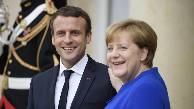 La chancelière allemande Angela Merkel et le président français Emmanuel Macron, ce jeudi 13 juillet à Paris. [Keystone - JULIEN D ROSA]
