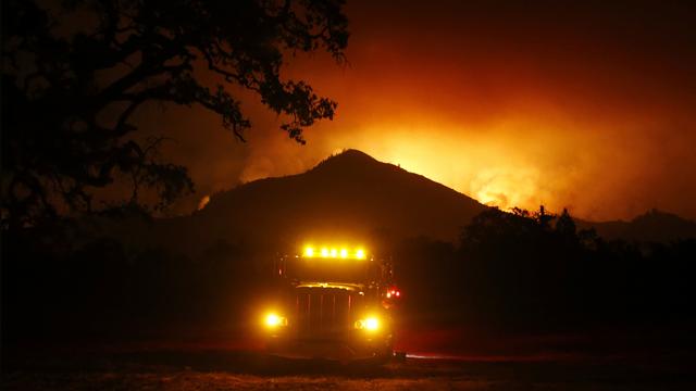 Les flammes font rage derrière une colline à l'est de Santa Rosa dans l'Etat de Californie. [Nhat V. Meyer - AP - Keystone]