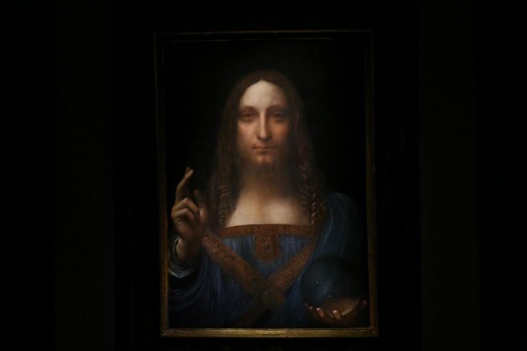 "Salvator Mundi" (sauveur du monde), un tableau du peintre italien Léonard de Vinci, a été adjugé le 15 novembre 2017 à 450,3 millions de dollars, soit 445,4 millions de francs suisses, lors d'enchères à New York. [Anadolu Agency - AFP - Mohammed Elshamy]