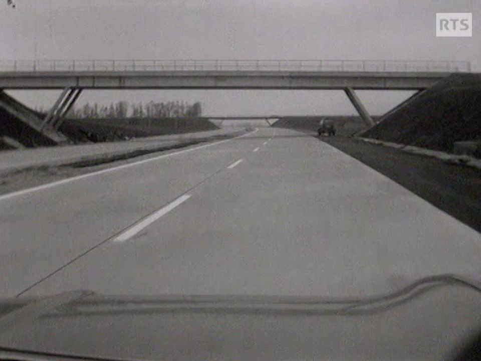 Rouler sur la toute nouvelle autoroute N1, 1963. [RTS]